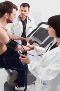 Ärztliche und pflegerische Untersuchung des Herzbelastungstests