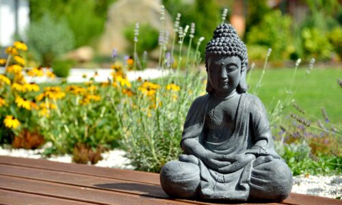 Harmonie im Grünen: Wie Buddha-Statuen Ihren Garten Verwandeln Können
