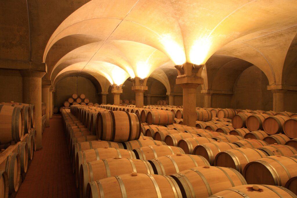 Piemont Wein: Ein Weinkeller