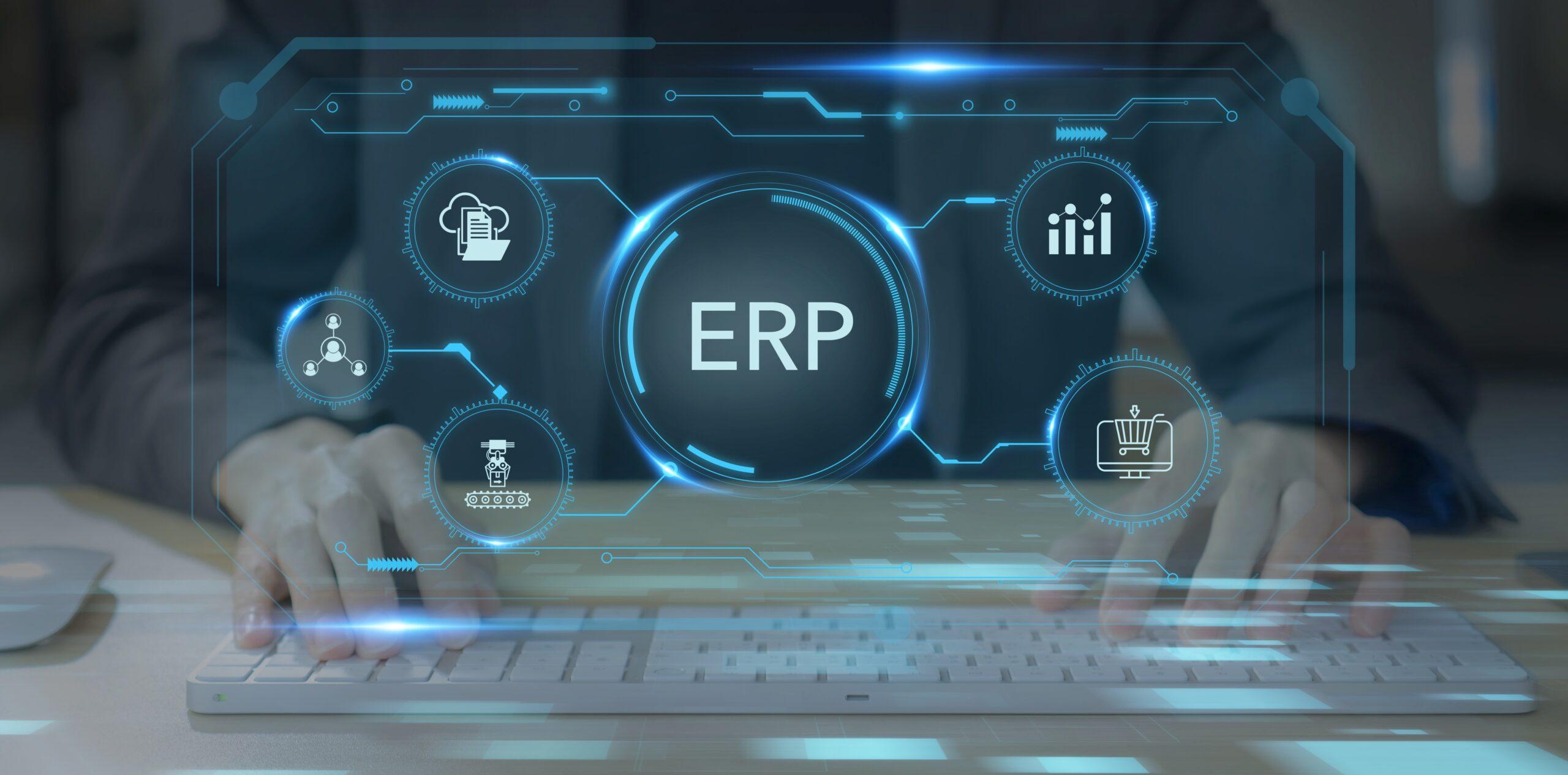 Eine Person tippt auf einer Tastatur, während ein holografisches Interface mit einem großen "ERP"-Symbol und verschiedenen Symbolen für Geschäftsprozesse wie Cloud-Daten, Diagramme, Vernetzung, Produktion und Einkauf angezeigt wird. Das Bild symbolisiert die Nutzung von ERP-Systemen zur Optimierung und Automatisierung von Geschäftsprozessen durch moderne Technologie und ERP Consulting.