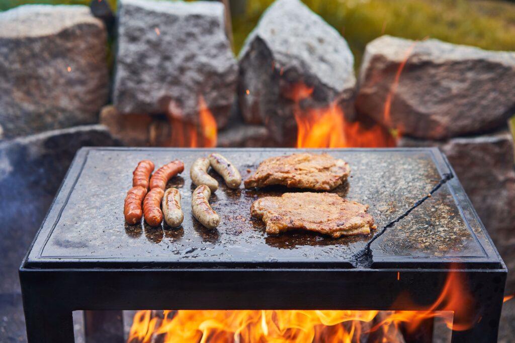 Eine Feuerplatte mit Fleisch