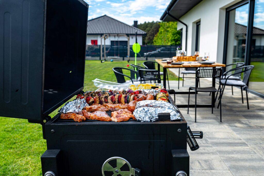 Ein Grill im Garten