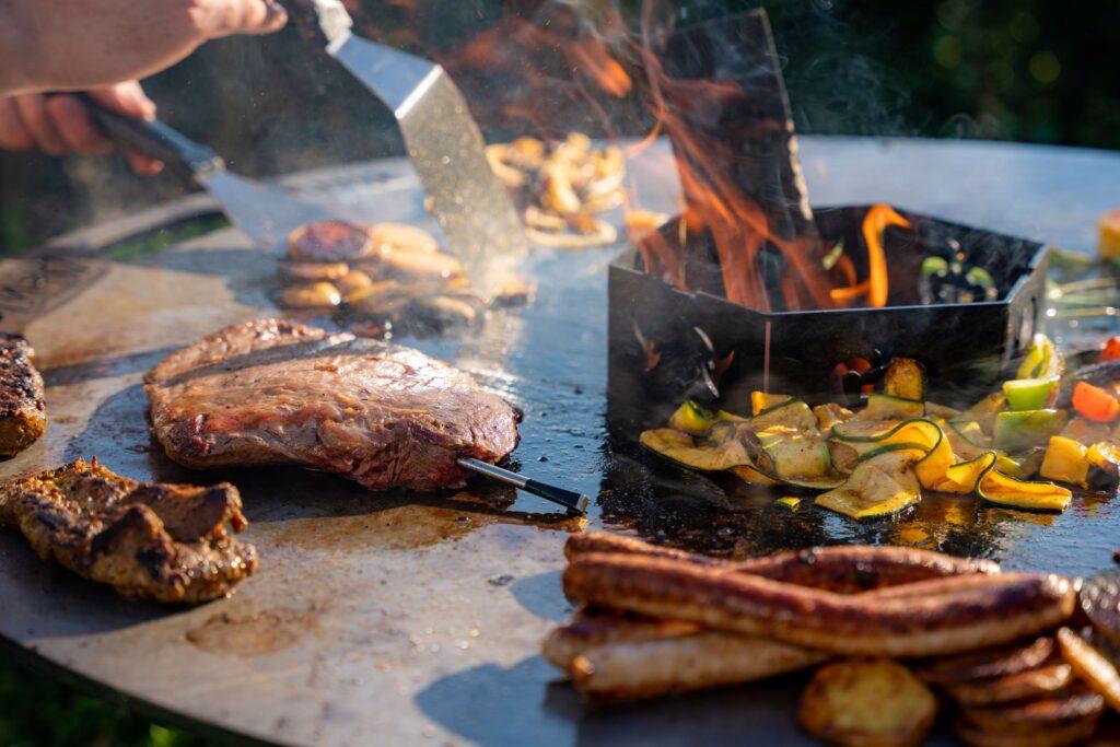 Grillfleisch auf einer Feuerplatte