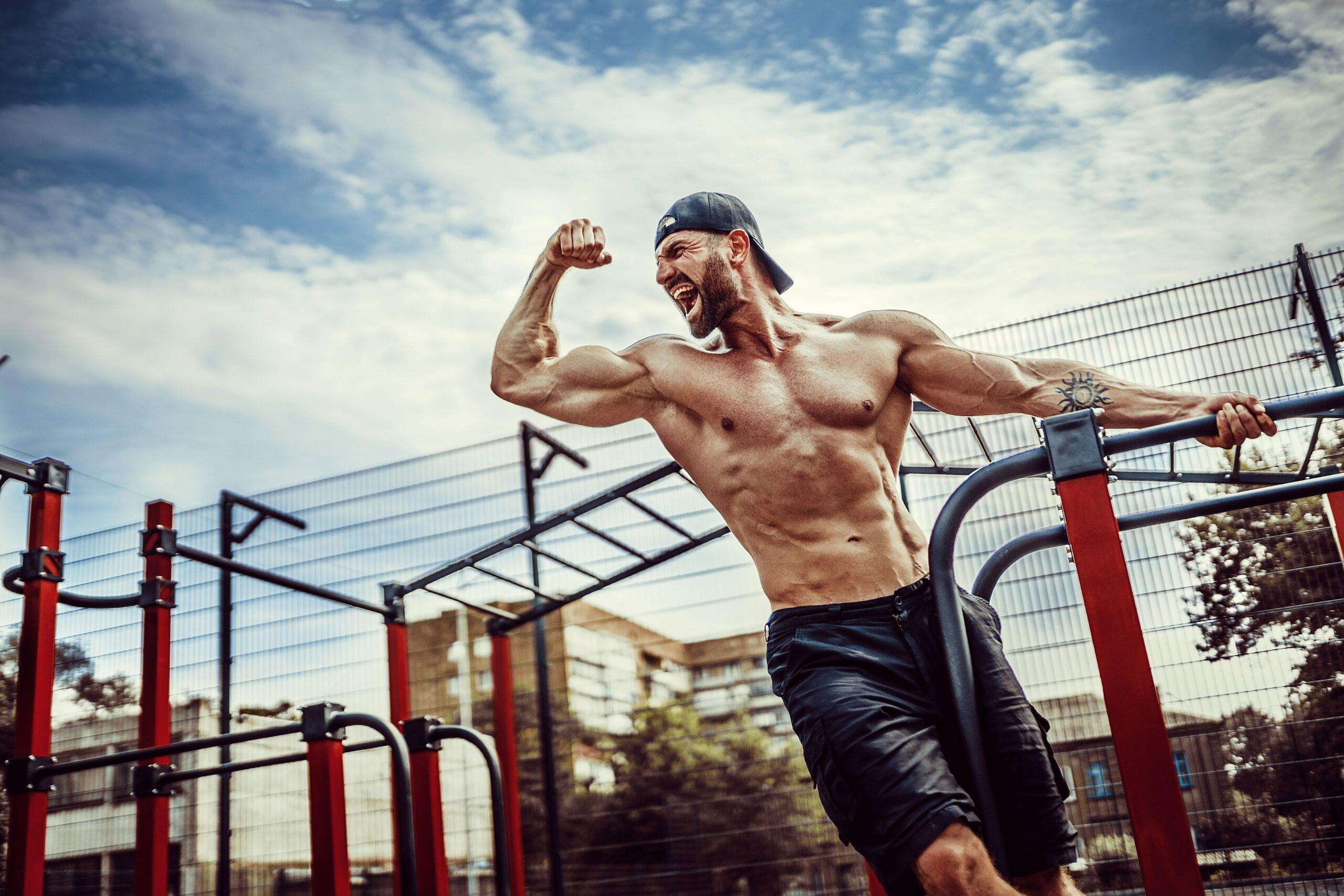 Ein Mann, der im Calisthenics Park trainiert