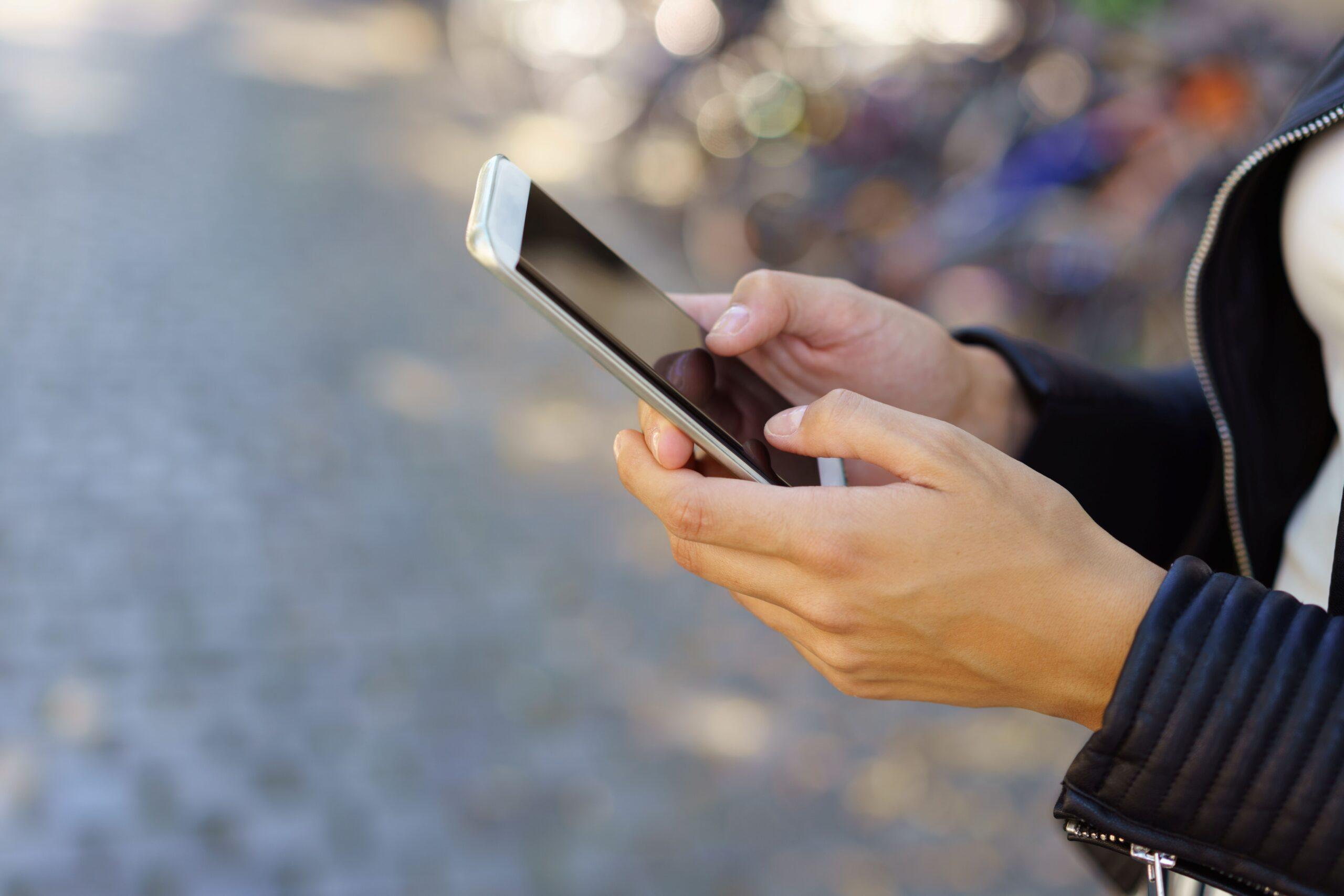 Eine Person guckt auf ihrem Handy nach ihrem Wasserstand