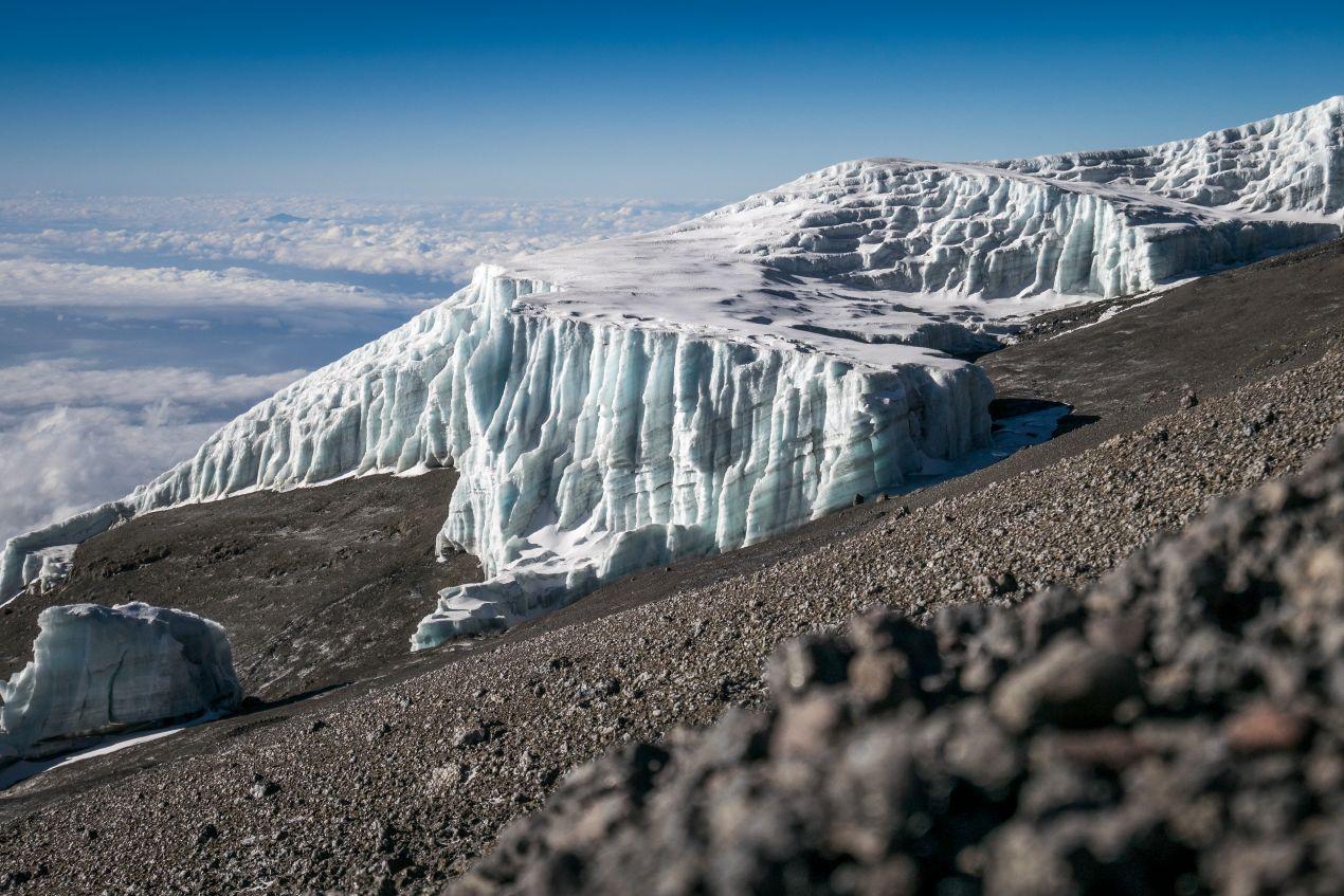 Nahaufnahme der schmelzenden Gletscher am Gipfel des Kilimandscharo