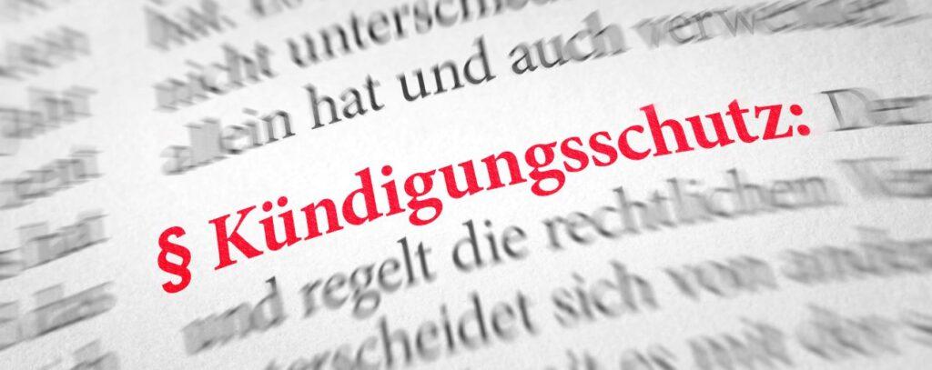 Nahaufnahme eines Gesetzestextes mit dem Wort „Kündigungsschutz“ in Rot – Infos zur Kündigungsschutzklage und rechtlichen Möglichkeiten.