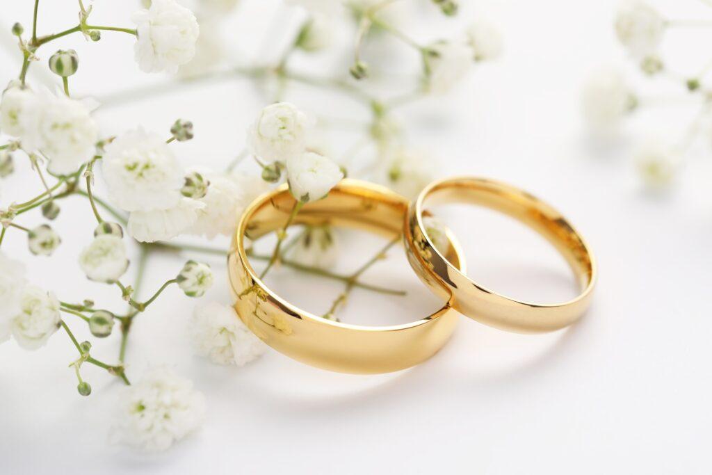 Goldene Partnerringe mit Blumenakzent