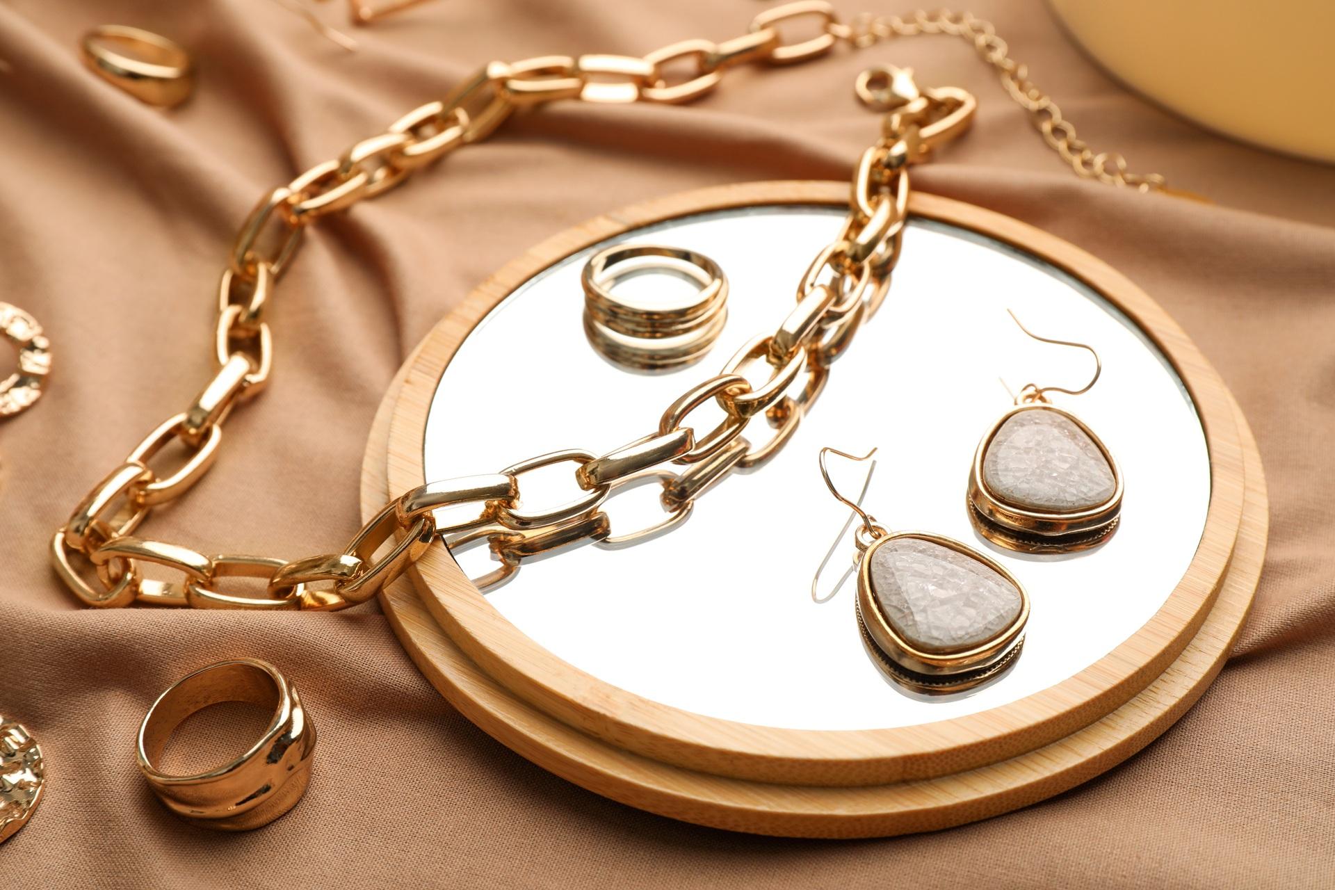 Goldschmuck und Partnerring auf Spiegel