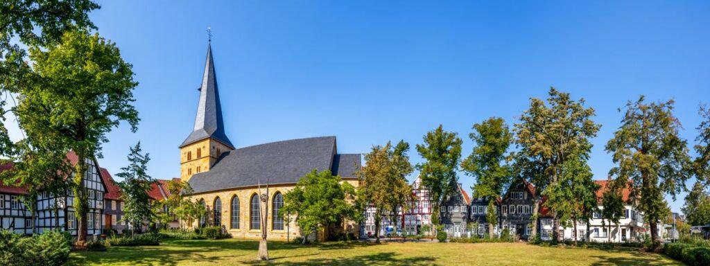 Fachwerkhäuser und Kirche in Gütersloh – Standortvorteil für Pflegedienst Gütersloh