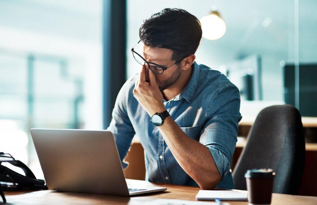 Überlasteter Mann im Büroalltag | EmployeeAssistanceProgram