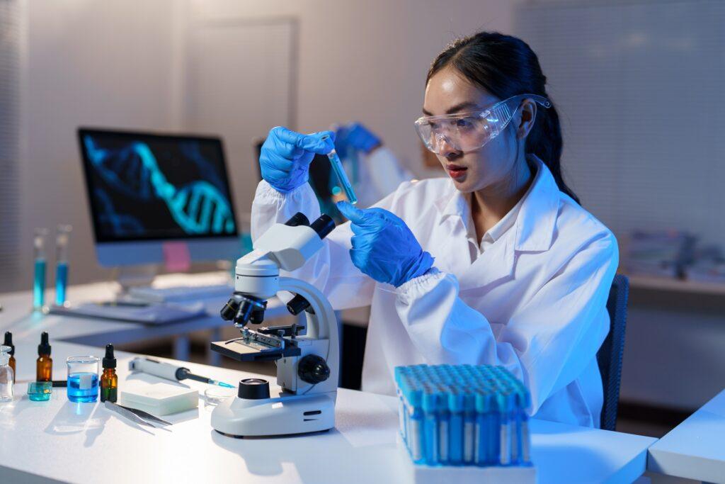 Laboruntersuchung mit Mikroskop und Proben | Radiologie Düsseldorf
