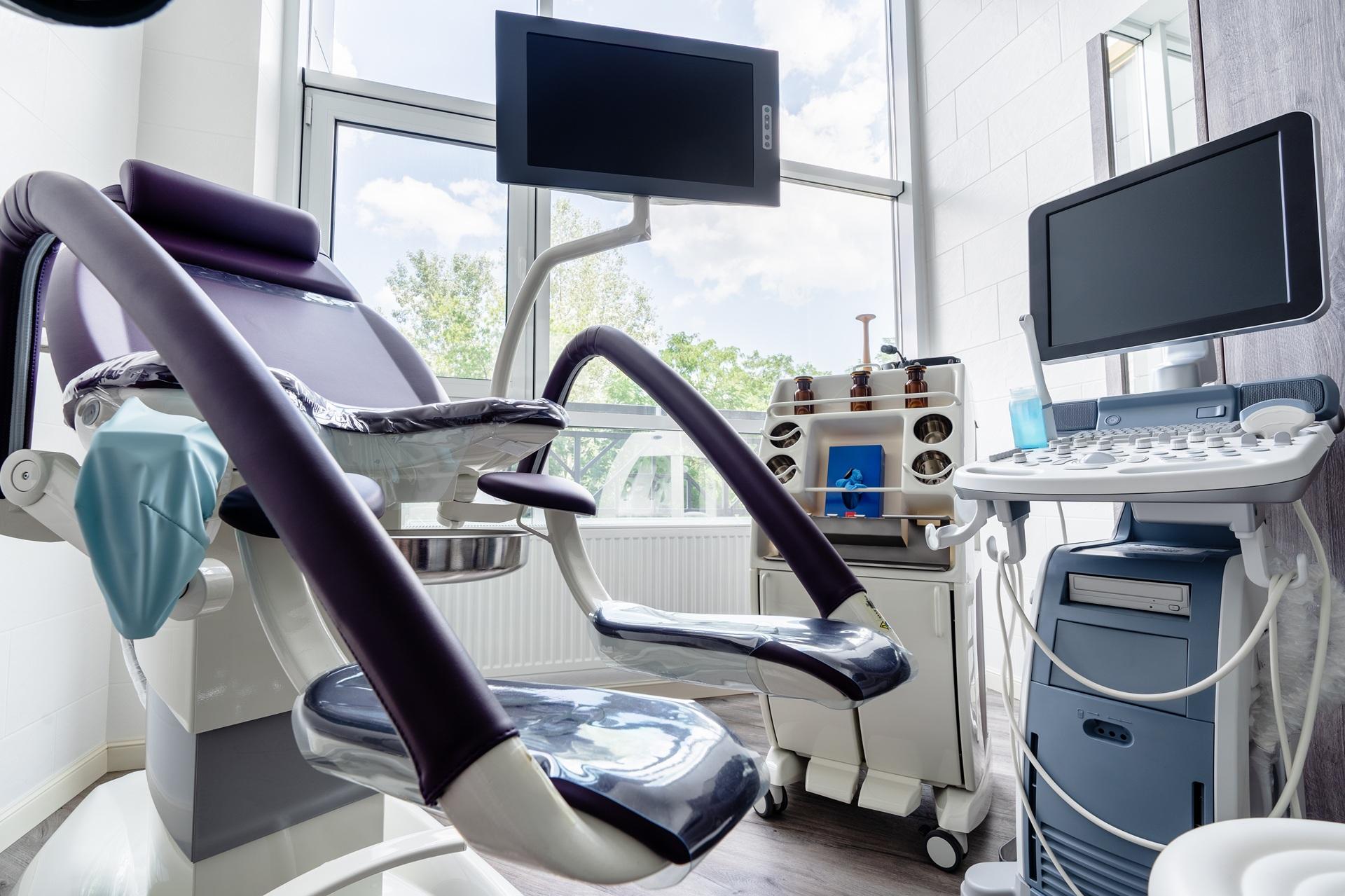 Untersuchungsraum mit Ultraschall und Geräteausstattung | Radiologie Düsseldorf

