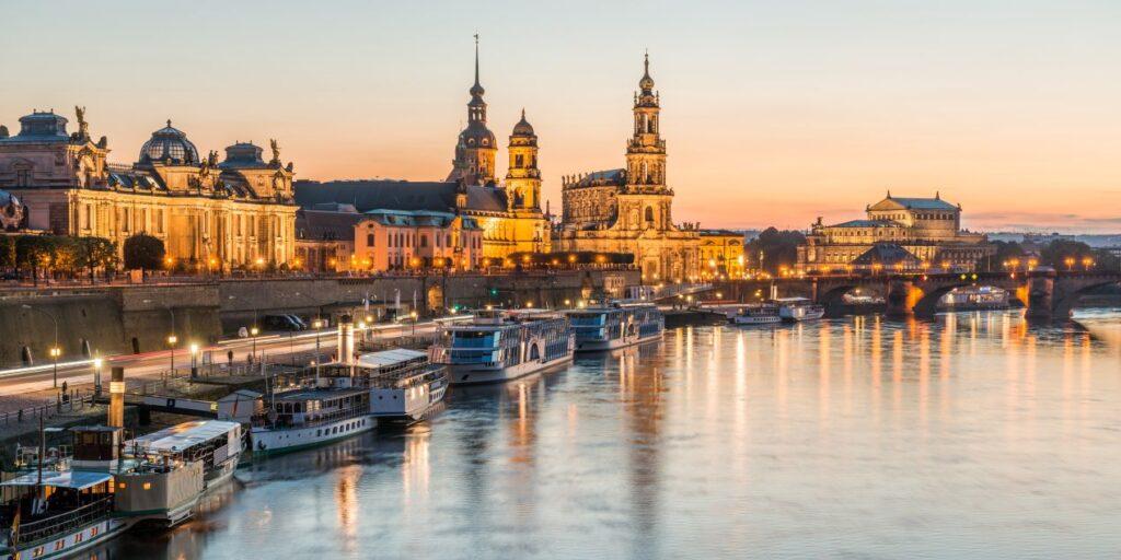 Panorama der Dresdner Altstadt mit Elbe bei Sonnenuntergang – elegante Kulisse fuer diskrete Treffen rund um Escort Dresden