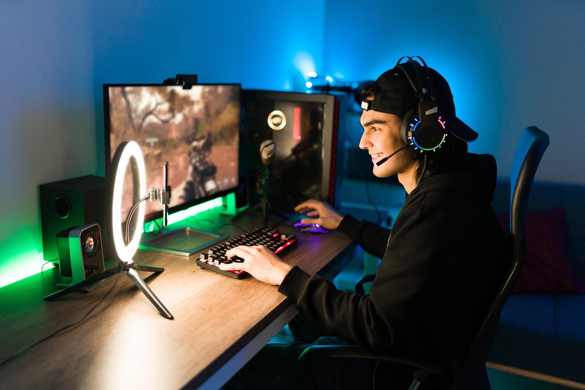 Gamer streamt am PC mit Ringlicht und Headset | Palworld Server