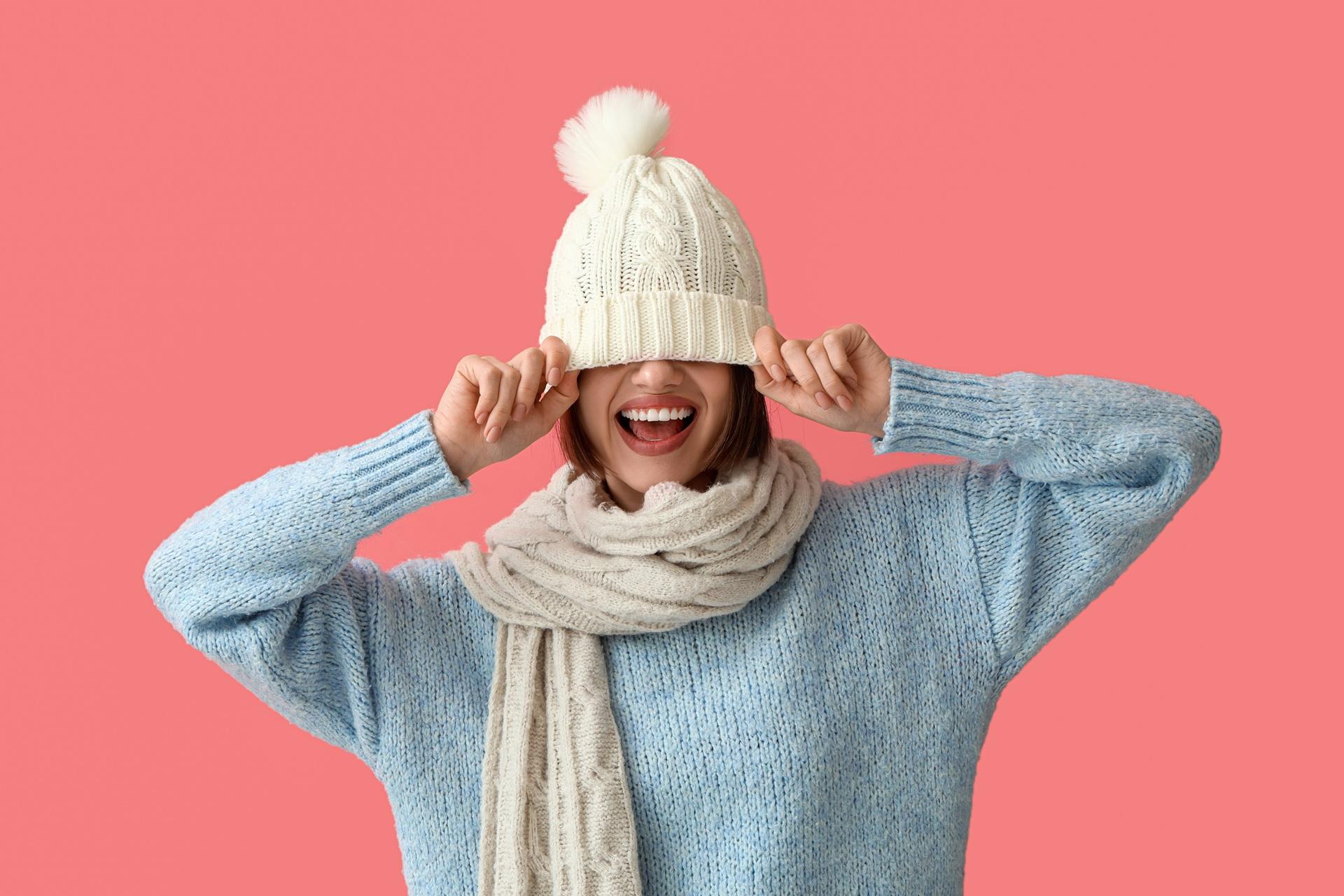 Lachende Frau mit Mütze und dickem Schal | Kleinarl Skigebiet