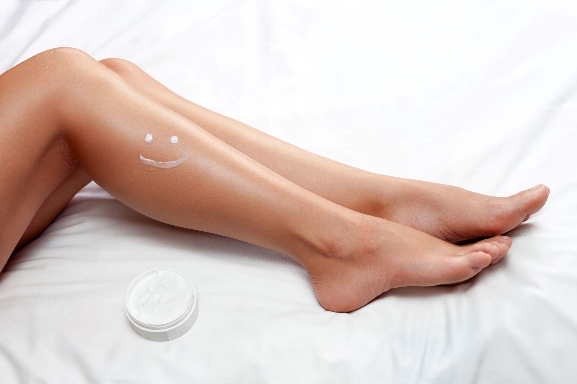 Glatte Beine mit Creme-Smiley zur Haarentfernung in Düsseldorf